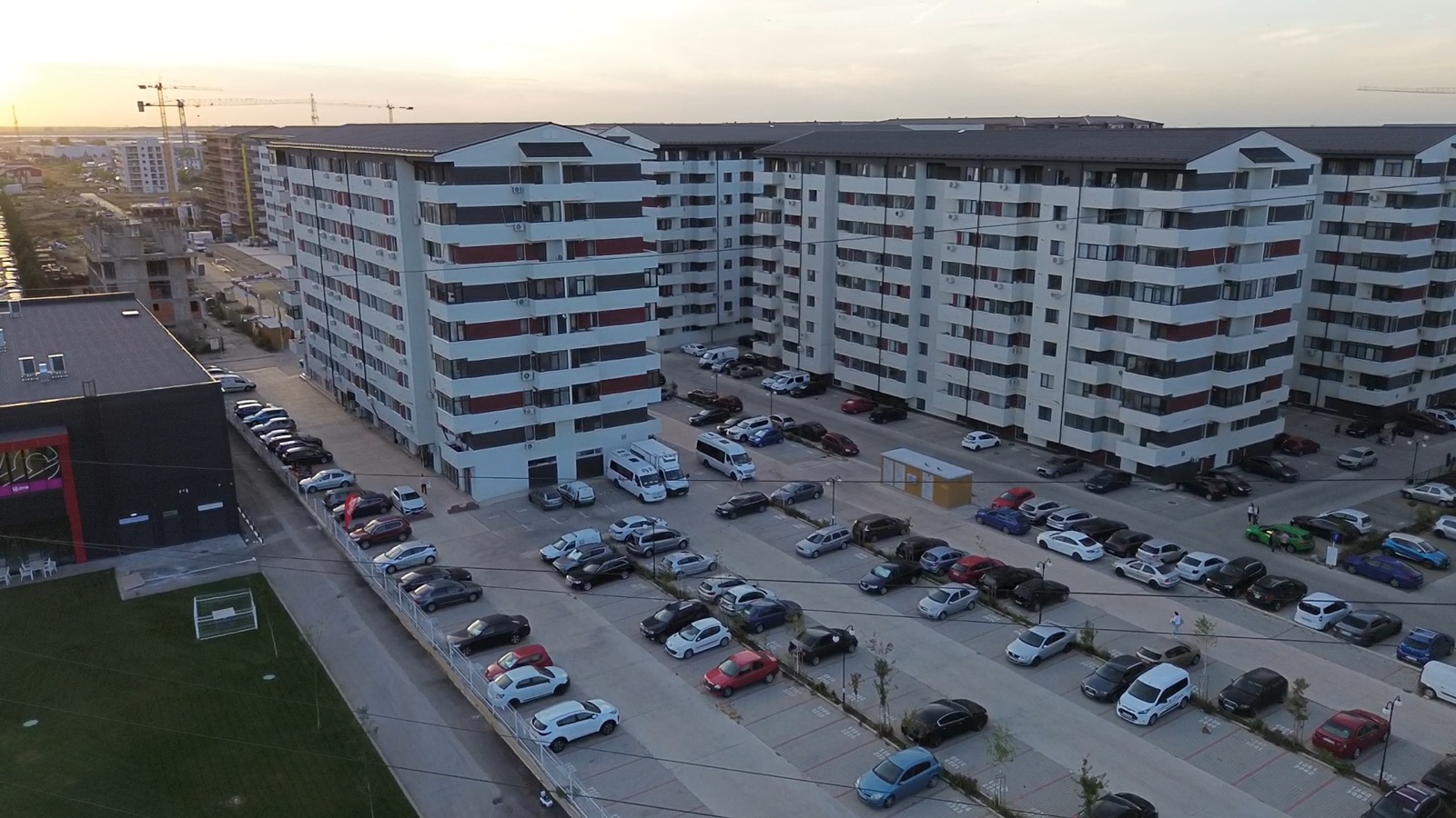 Clădiri finalizate și clădiri în construcție, vedere aeriană