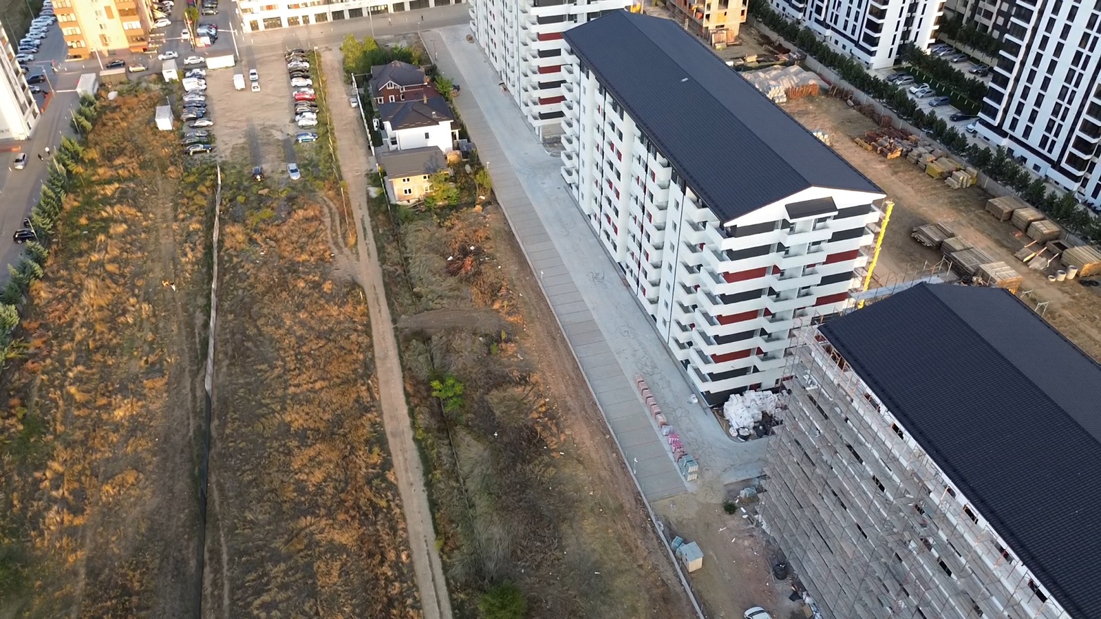 Etape de construcție: imobile finalizate lângă corpul nou în lucru